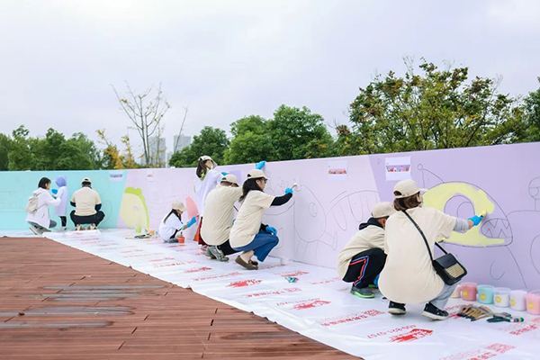 志愿者們在上海前灘鰻鱺嘴濱江綠地參與「為愛上色」ART+圍墻公益彩繪活動.jpg
