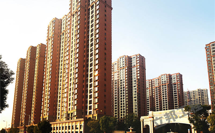 與自然環(huán)境融合的米黃色真石漆建筑.png